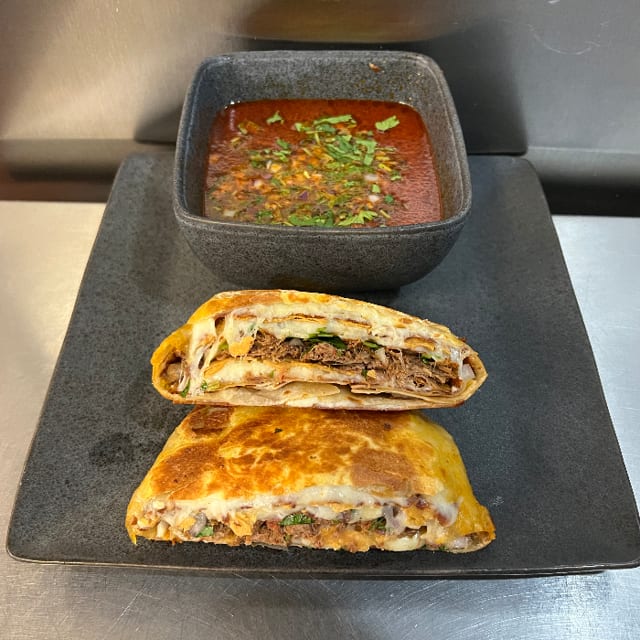Quesa Tostada de Birria.