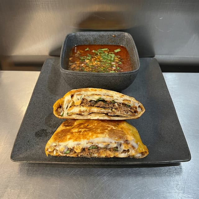 Quesa Tostada de Birria.